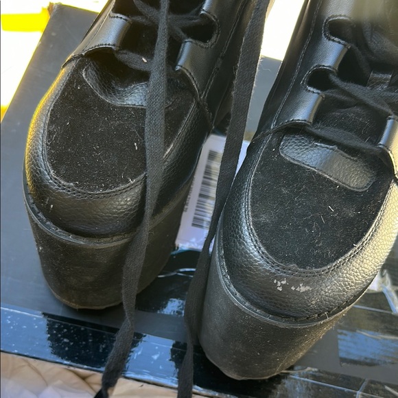 Stylish Black High-Top Sneakers - Picture 2 of 5